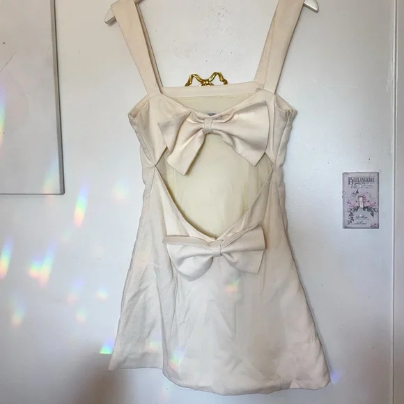 PrettyLittleThing CREAM TWILL CUT OUT BOW SHIFT DRESS - Picture 2 of 11